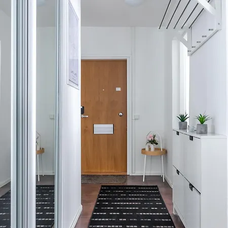 Beautiful 1br Near Center With Free Parking شقة